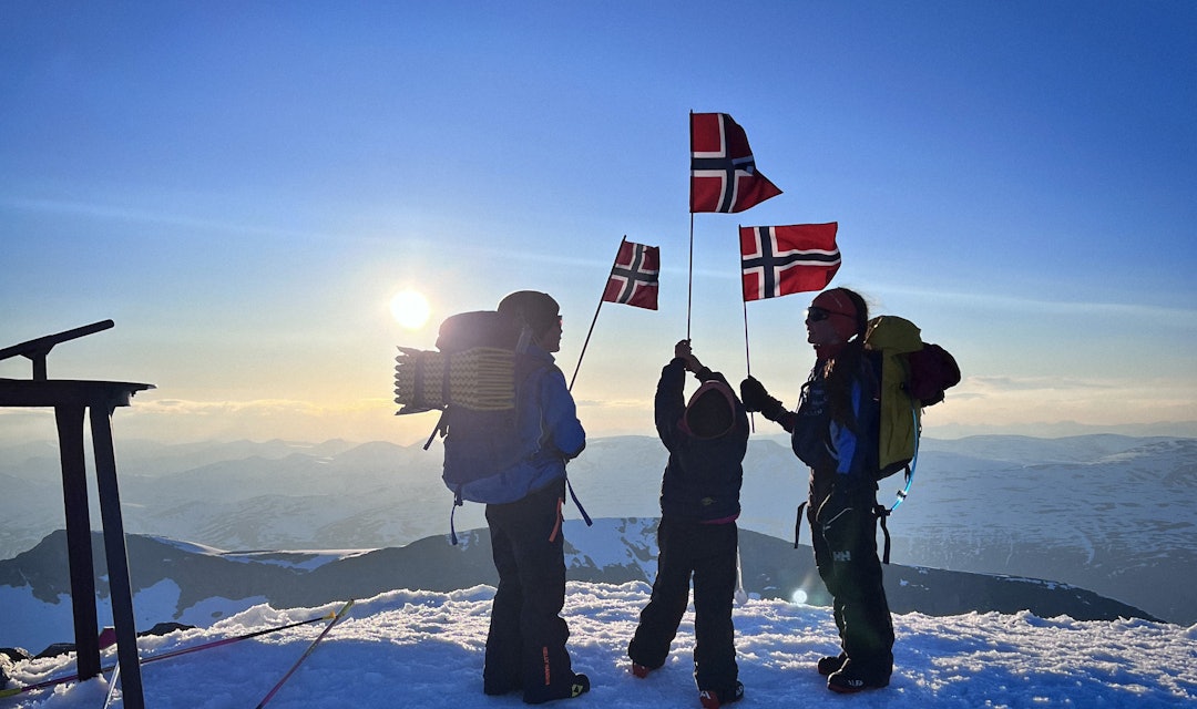 INGEN HØYERE: Barnas nasjonaldag på Norges nasjonalfjell. Foto: Hildegunn Wingdahl galdhøpiggen 17. mai