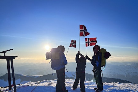 INGEN HØYERE: Barnas nasjonaldag på Norges nasjonalfjell. Foto: Hildegunn Wingdahl galdhøpiggen 17. mai