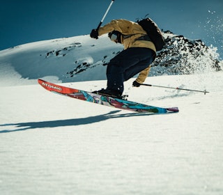 SLUSH: Christopher Lange surfer myke sommersnøen på Stryn. Foto: Christian Nerdrum SLUSH: Christopher Lange surfer myke sommersnøen på Stryn. Foto: Christian Nerdrum