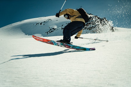 SLUSH: Christopher Lange surfer myke sommersnøen på Stryn. Foto: Christian Nerdrum SLUSH: Christopher Lange surfer myke sommersnøen på Stryn. Foto: Christian Nerdrum