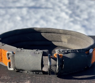 TRYGG PÅ EGEN HÅND: Non-stop Dogwear Protector Collar minsker faren for at jakthunden hekter halsbåndet i en busk eller ei grein. Merk den sølvgrå «kloa» (her med den ene i åpnet tilstand) som brukes for å regulere halsåpningen 2-3 cm. TRYGG PÅ EGEN HÅND: Non-stop Dogwear Protector Collar minsker faren for at jakthunden hekter halsbåndet i en busk eller ei grein. Merk den sølvgrå «kloa» (her med den ene i åpnet tilstand) som brukes for å regulere halsåpningen 2-3 cm.