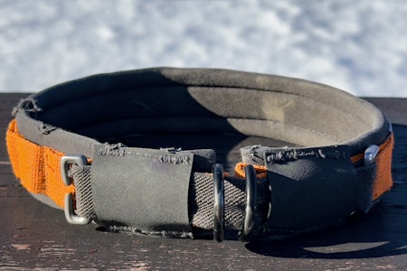 TRYGG PÅ EGEN HÅND: Non-stop Dogwear Protector Collar minsker faren for at jakthunden hekter halsbåndet i en busk eller ei grein. Merk den sølvgrå «kloa» (her med den ene i åpnet tilstand) som brukes for å regulere halsåpningen 2-3 cm. TRYGG PÅ EGEN HÅND: Non-stop Dogwear Protector Collar minsker faren for at jakthunden hekter halsbåndet i en busk eller ei grein. Merk den sølvgrå «kloa» (her med den ene i åpnet tilstand) som brukes for å regulere halsåpningen 2-3 cm.