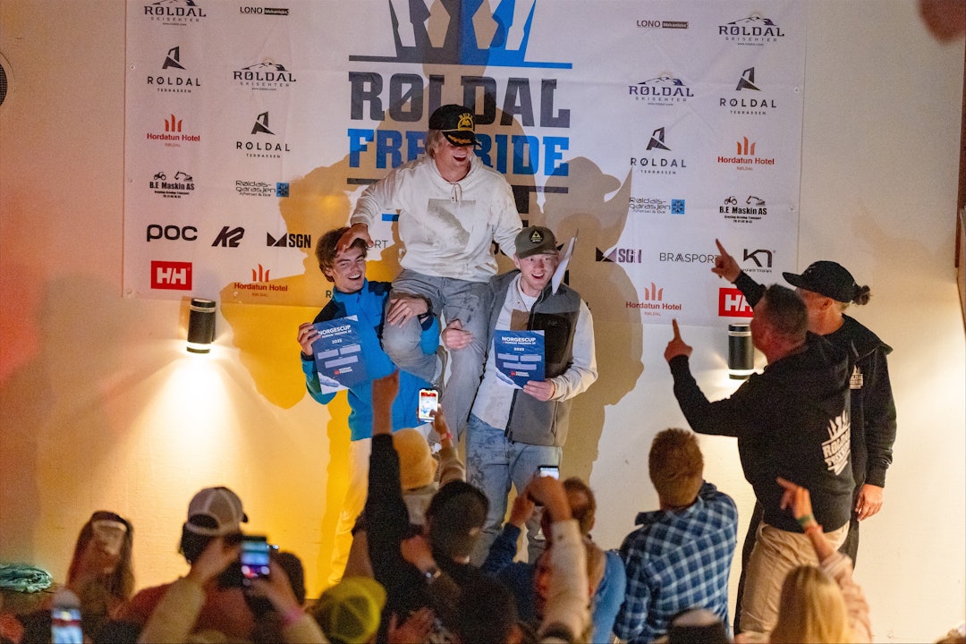 BASSEN I TAKET: Her løftes sammenlagtvinneren Ådne Kvåle opp foran den fullstappa Røldalsgarasjen. Foto: Espen Mills Ådne Kvåle vant Norgescupen sammenlagt