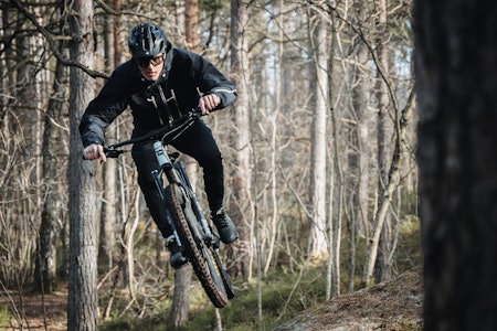 HELÅRS: Sportsbriller - gjerne raske - trengs både når du skal sykle sti og gå topptur. De er også veldig populære på joggetur, trilletur med barnevogn og spasertur i byen. Her er Fri Flyts Sigurd Grimsby i gang med brilletesting i Nordmarka. Foto: Christian Nerdrum mann som sykler i skogen