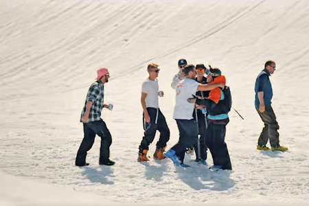 JUBEL: Venner og tilskuere omfavner Tobias Mathiesen etter runnet som sikret seieren på hjemmebane under RFC. Foto: Erlend Dokken JUBEL: Venner og tilskuere omfavner Tobias Mathiesen etter runnet som sikret seieren på hjemmebane under RFC. Foto: Erlend Dokken