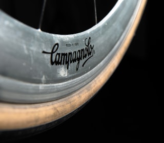 HEAVY METAL: Høyprofilshjul ble i sine første år laget i aluminium. Campagnolo var først ute med serieproduksjon av både ferdighjul og høyprofil. Foto: Henrik Alpers. HEAVY METAL: Høyprofilshjul ble i sine første år laget i aluminium. Campagnolo var først ute med serieproduksjon av både ferdighjul og høyprofil. Foto: Henrik Alpers.