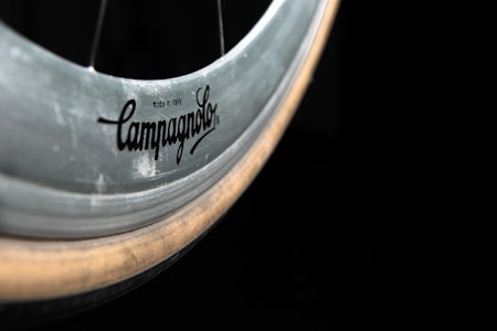 HEAVY METAL: Høyprofilshjul ble i sine første år laget i aluminium. Campagnolo var først ute med serieproduksjon av både ferdighjul og høyprofil. Foto: Henrik Alpers. HEAVY METAL: Høyprofilshjul ble i sine første år laget i aluminium. Campagnolo var først ute med serieproduksjon av både ferdighjul og høyprofil. Foto: Henrik Alpers.