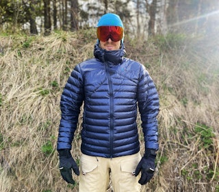 Vi har testet Klättermusen Lopt. Foto: Tore Meirik mann med dunjakke, lue og skibriller