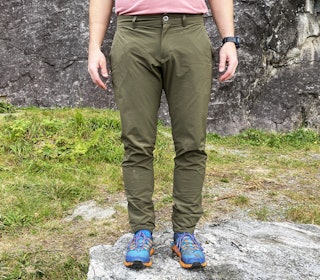 Det er ikke kjempelett å få Rúngne-buksa til se like fjong ut som den er, men vi har i hvert fall testet buksa. Foto: Siv-Elin Skogen mann med grønn bukse