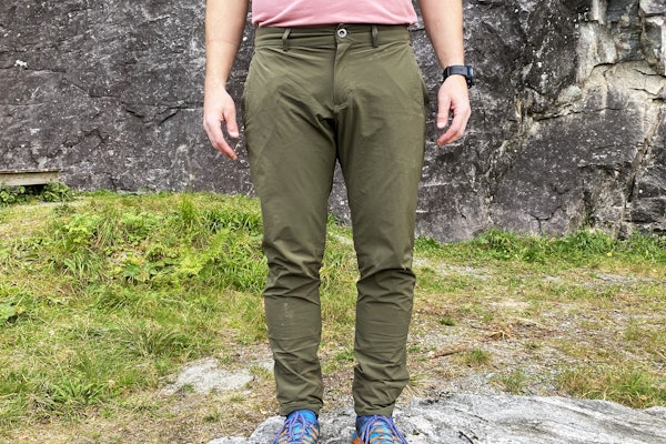 Det er ikke kjempelett å få Rúngne-buksa til se like fjong ut som den er, men vi har i hvert fall testet buksa. Foto: Siv-Elin Skogen mann med grønn bukse
