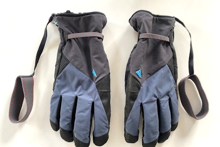 Vi har testet toppturhanskene Klättermusen Fjalar. Foto: Tore Meirik skihansker på hvit bakgrunn