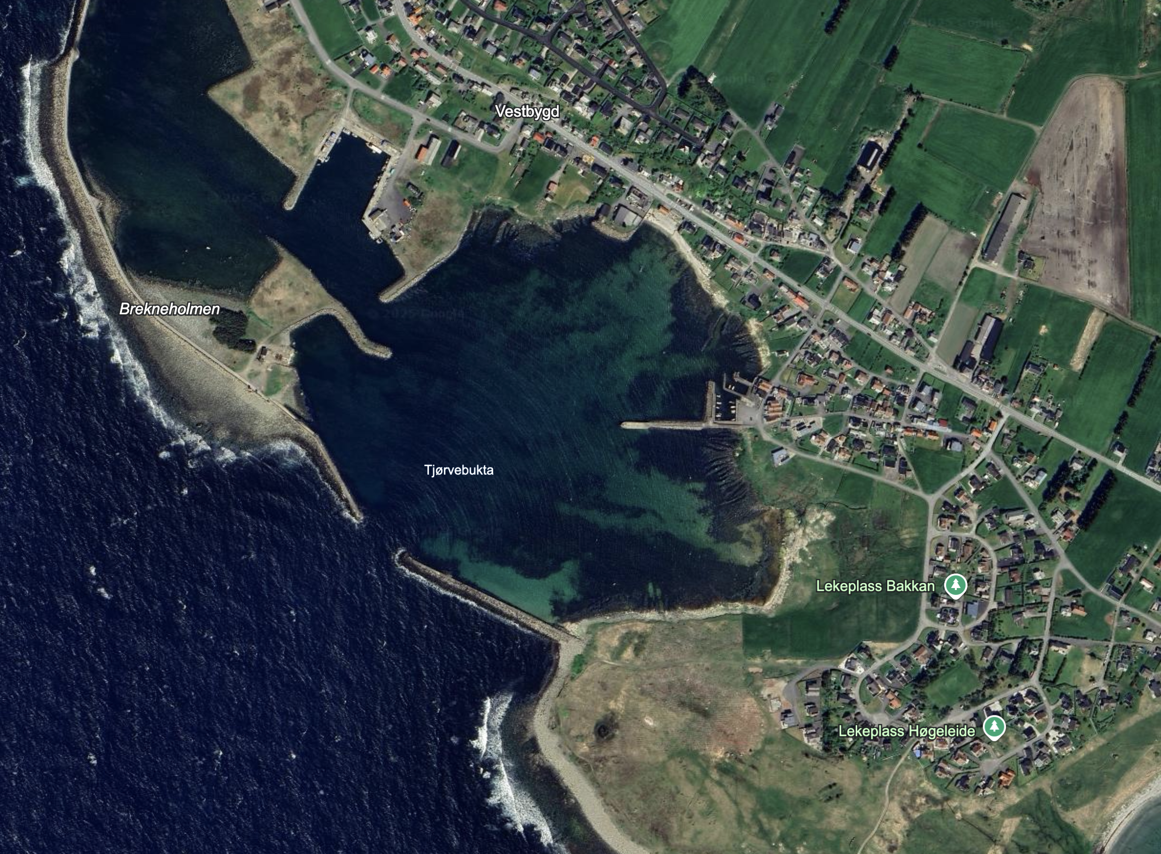 FLÆTTEN: «Flætten» på i havna på Borhaug slipper inn den utpregede nordvesten på Lista, og sørger for et spennende alternativ til de enorme bølgene som bygger seg opp i storhavet.