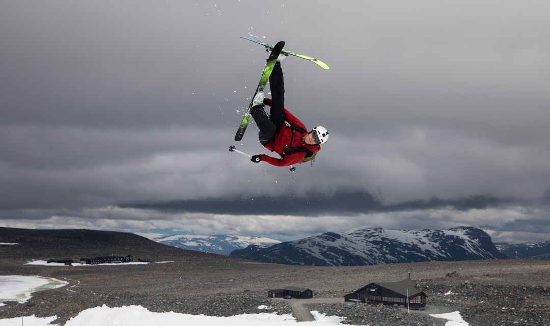 BRED SKISOKK-ERFARING: Sondre Lindkjølen sender en flatspin på Galdhøpiggen sommerskisenter med to dressokker på hver fot og stilongsen nedi sokkene. Arkivfoto: Tore Meirik skikjører som hopper over steinplatå