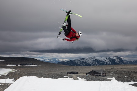 BRED SKISOKK-ERFARING: Sondre Lindkjølen sender en flatspin på Galdhøpiggen sommerskisenter med to dressokker på hver fot og stilongsen nedi sokkene. Arkivfoto: Tore Meirik skikjører som hopper over steinplatå