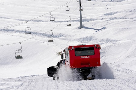 MER ENN I FJOR: Det meldes om betydelig mer snø på Stryn sommerskisenter i år sammenlignet med i fjor. Torsdag åpner stolheisen. Foto: Nina Lensebakken tråkkemaskin med stolheis i bakgrunnen
