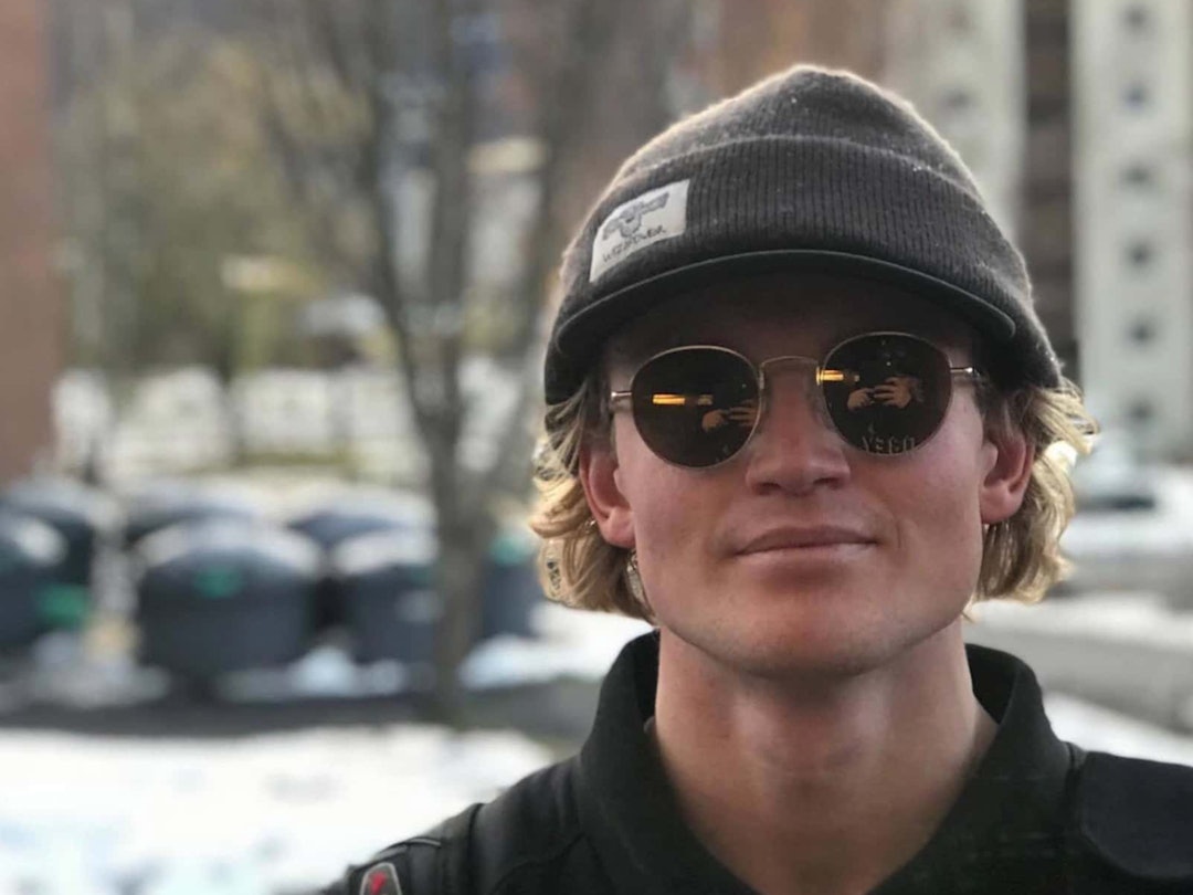 ENTUISIAST: Siver Voll er primus motor for at det helt sikkert blir terrengpark på Folgefonna i sommer. Foto: Mathias Flaten mann med solbriller