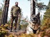 ELGJAKT: Lars Olav Moen og gråhunden Noor ser fram til å ha med seg seks ferske elgjegere på jakt i Trøndelag høsten 2026. Foto: Linda Døsen Stubsveen ELGJAKT: Lars Olav Moen og gråhunden Noor ser fram til å ha med seg seks ferske elgjegere på jakt i Trøndelag høsten 2026. Foto: Linda Døsen Stubsveen