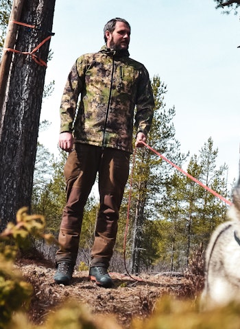 ELGJAKT: Lars Olav Moen og gråhunden Noor ser fram til å ha med seg seks ferske elgjegere på jakt i Trøndelag høsten 2026. Foto: Linda Døsen Stubsveen ELGJAKT: Lars Olav Moen og gråhunden Noor ser fram til å ha med seg seks ferske elgjegere på jakt i Trøndelag høsten 2026.  Foto: Linda Døsen Stubsveen