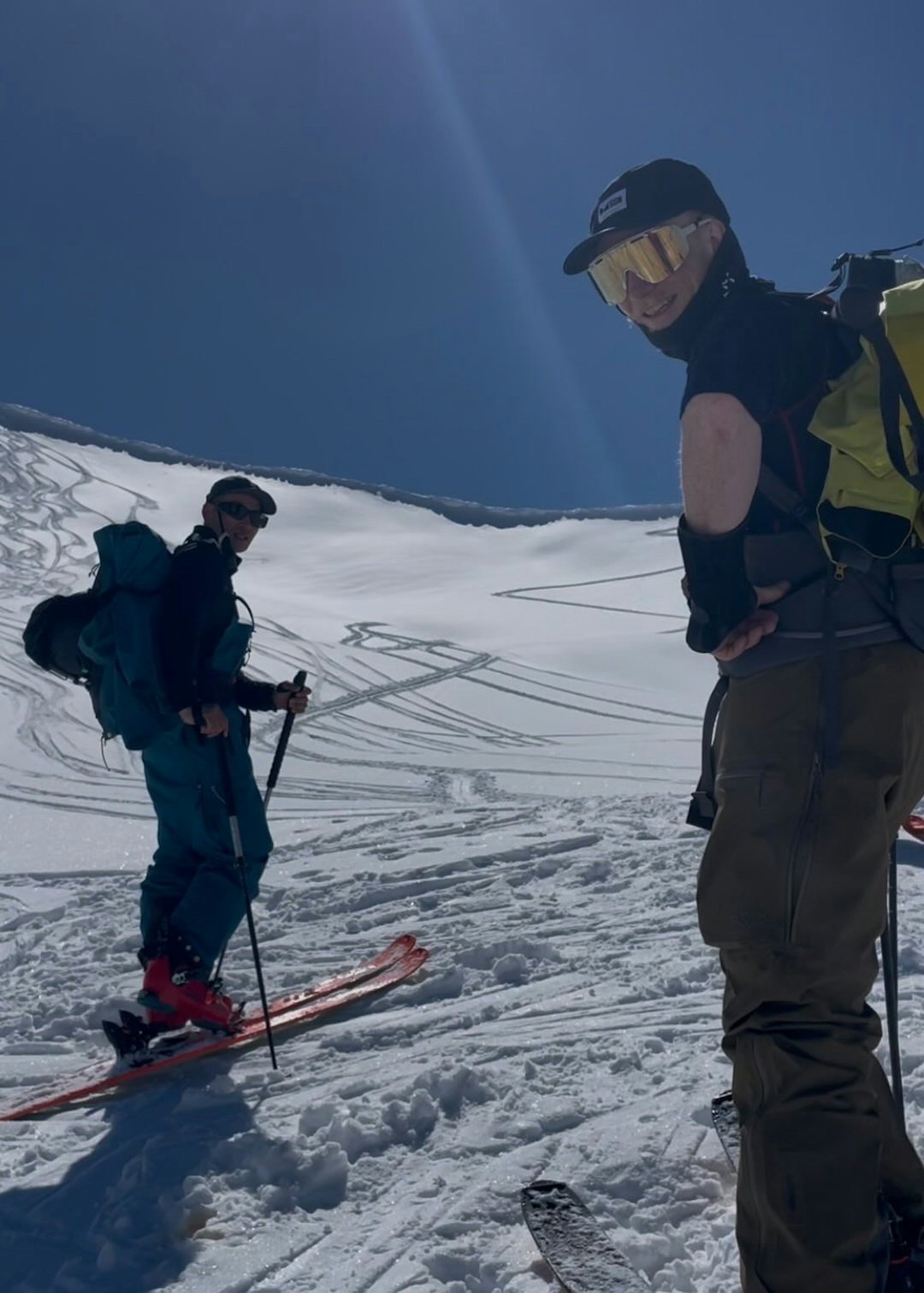 SKIKOMPISER: Gen Sasaki (til venstre) og Martin Venedik går topptur i solsteiken i Georgia. Foto: Privat Martin Venedik og Gen Sasaki på topptur
