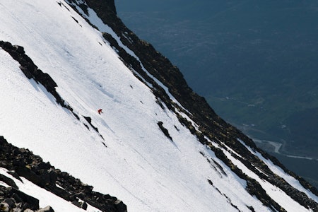 BRATT I TOPPEN: Artikkelforfatteren prøver å se kul ut i det temmelig bratte toppartiet i Nyskridugrove. Under seg har han 1400 høydemeter sommerlig og heisbasert frikjøring. Bøver-dalen i bakgrunnen. Foto: Henrik Ulleland BRATT I TOPPEN: Artikkelforfatteren prøver å se kul ut i det temmelig bratte toppartiet i Nyskridugrove. Under seg har han 1400 høydemeter sommerlig og heisbasert frikjøring. Bøver-dalen i bakgrunnen. Foto: Henrik Ulleland