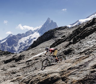 KONGEVEIEN: Fjellet La Meije våker over Bruno Florit mens han bryter seg på King Stone Road. Foto: Tobias Liljeroth KONGEVEIEN: Fjellet La Meije våker over Bruno Florit mens han bryter seg på King Stone Road. Foto: Tobias Liljeroth