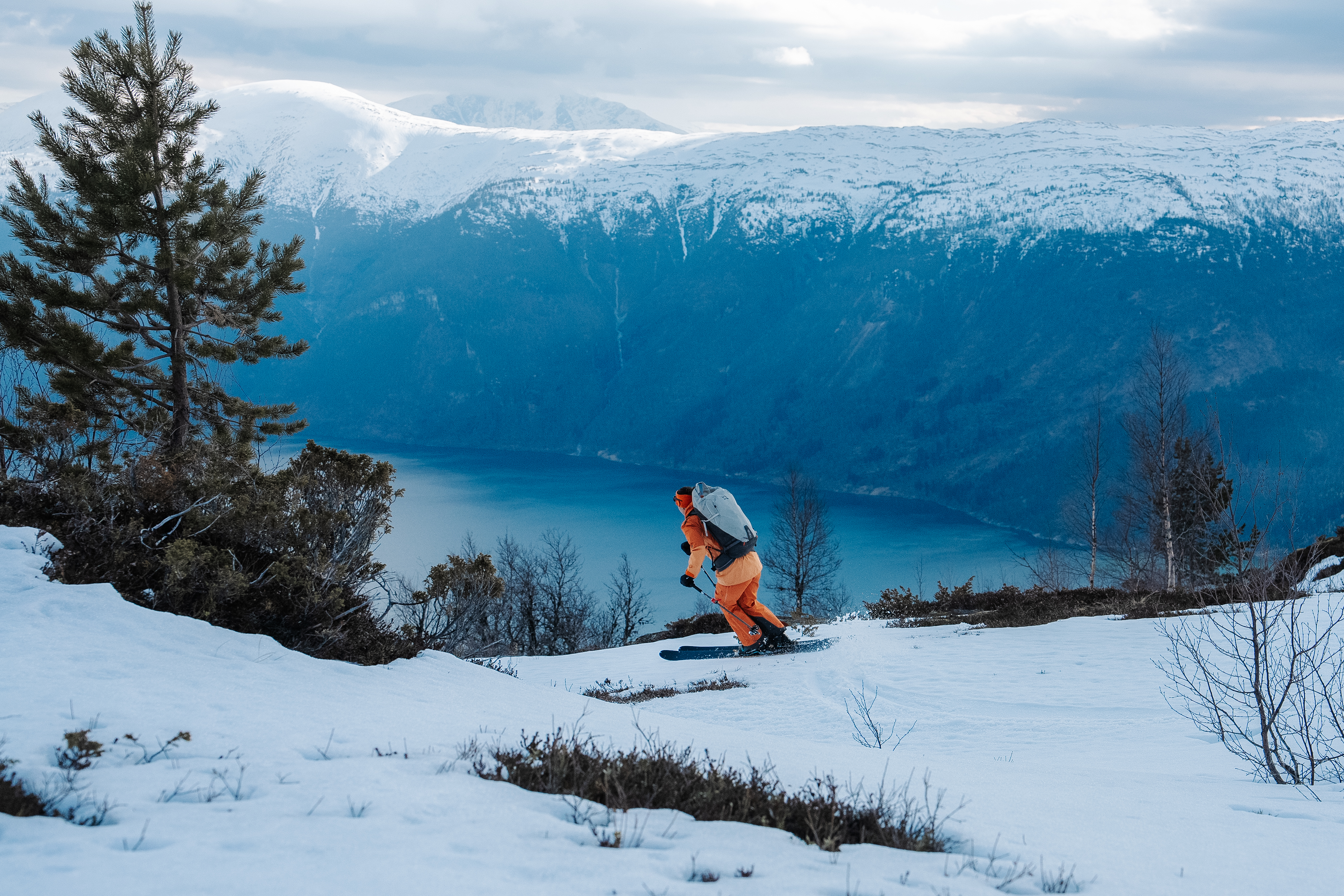 HJEMOVER: Mot fjord og fjell.