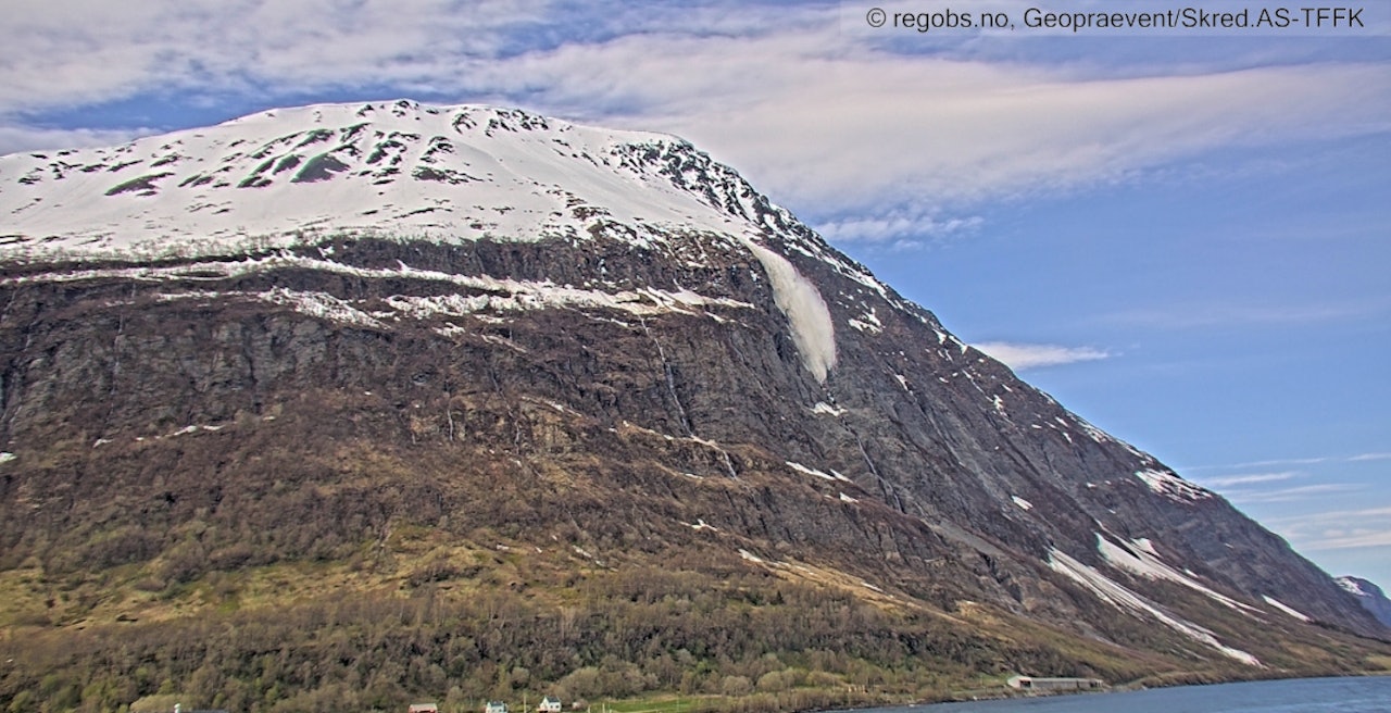 VÅTE SKRED: I bratte heng kan våte skred løsne av seg selv. Her fra Pollfjellet i Lyngen. Foto: Geopraevent/Skred.AS VÅTE SKRED: I bratte heng kan våte skred løsne av seg selv. Her fra Pollfjellet i Lyngen. Foto: Geopraevent/Skred.AS