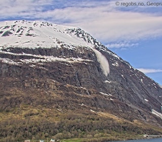 VÅTE SKRED: I bratte heng kan våte skred løsne av seg selv. Her fra Pollfjellet i Lyngen. Foto: Geopraevent/Skred.AS VÅTE SKRED: I bratte heng kan våte skred løsne av seg selv. Her fra Pollfjellet i Lyngen. Foto: Geopraevent/Skred.AS