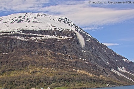 VÅTE SKRED: I bratte heng kan våte skred løsne av seg selv. Her fra Pollfjellet i Lyngen. Foto: Geopraevent/Skred.AS VÅTE SKRED: I bratte heng kan våte skred løsne av seg selv. Her fra Pollfjellet i Lyngen. Foto: Geopraevent/Skred.AS