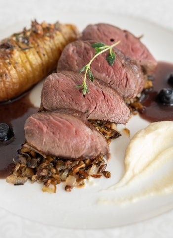 EKSKLUSIV RÅVARE: Indrefilet av reinsdyr er noe av det beste fra norsk natur. Med sin milde og karakteristiske viltsmak, smelter kjøttet på tunga. Stekes forsiktig og nytes med godt tilbehør. EKSKLUSIV RÅVARE: Indrefilet av reinsdyr er noe av det beste fra norsk natur. Med sin milde og karakteristiske viltsmak, smelter kjøttet på tunga. Stekes forsiktig og nytes med godt tilbehør.