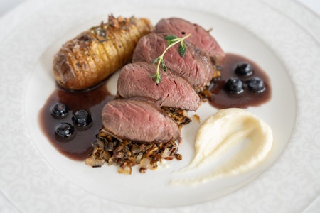 EKSKLUSIV RÅVARE: Indrefilet av reinsdyr er noe av det beste fra norsk natur.  Med sin milde og karakteristiske viltsmak, smelter kjøttet på tunga. Stekes forsiktig og nytes med godt tilbehør.  EKSKLUSIV RÅVARE: Indrefilet av reinsdyr er noe av det beste fra norsk natur.  Med sin milde og karakteristiske viltsmak, smelter kjøttet på tunga. Stekes forsiktig og nytes med godt tilbehør.