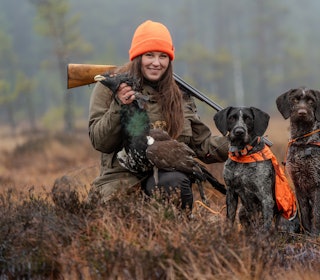 STRIHÅR: Mari Galåen med hennes to strihåra vorstehere Kali og Fryd. STRIHÅR: Mari Galåen med hennes to strihåra vorstehere Kali og Fryd.