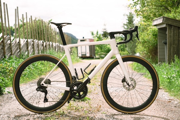 USKYLDIG: Det ser kanskje litt kjedelig ut, men det er umulig å få frem den frekke perlemorlakken på bilder. Foto: Henrik Alpers. USKYLDIG: Det ser kanskje litt kjedelig ut, men det er umulig å få frem den frekke perlemorlakken på bilder. Foto: Henrik Alpers.