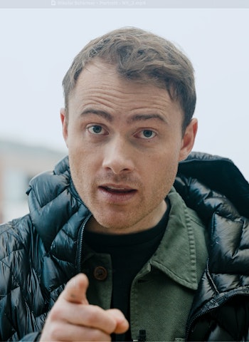 MÅ KJEFTE LITT: – No offence publikum, men noen ganger er dere noen jævla idioter, sier Schirmer. Å leve med at andre følger dine spor kan være vanskeligere enn å sette sporene selv. Det er realiteten for skistjerna fra Tromsø. Foto: Christian Nerdrum MÅ KJEFTE LITT: – No offence publikum, men noen ganger er dere noen jævla idioter, sier Schirmer. Å leve med at andre følger dine spor kan være vanskeligere enn å sette sporene selv. Det er realiteten for skistjerna fra Tromsø. Foto: Christian Nerdrum