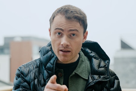 MÅ KJEFTE LITT: – No offence publikum, men noen ganger er dere noen jævla idioter, sier Schirmer. Å leve med at andre følger dine spor kan være vanskeligere enn å sette sporene selv. Det er realiteten for skistjerna fra Tromsø. Foto: Christian Nerdrum MÅ KJEFTE LITT: – No offence publikum, men noen ganger er dere noen jævla idioter, sier Schirmer. Å leve med at andre følger dine spor kan være vanskeligere enn å sette sporene selv. Det er realiteten for skistjerna fra Tromsø. Foto: Christian Nerdrum