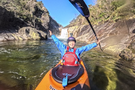 TALENT: Siren Sætre fra Kongsberg seiler opp som et av Norges største elvepadletalenter. Her er hun i aksjon i Portugal. Foto Andy Kettlewell blid jente i elvekajakk