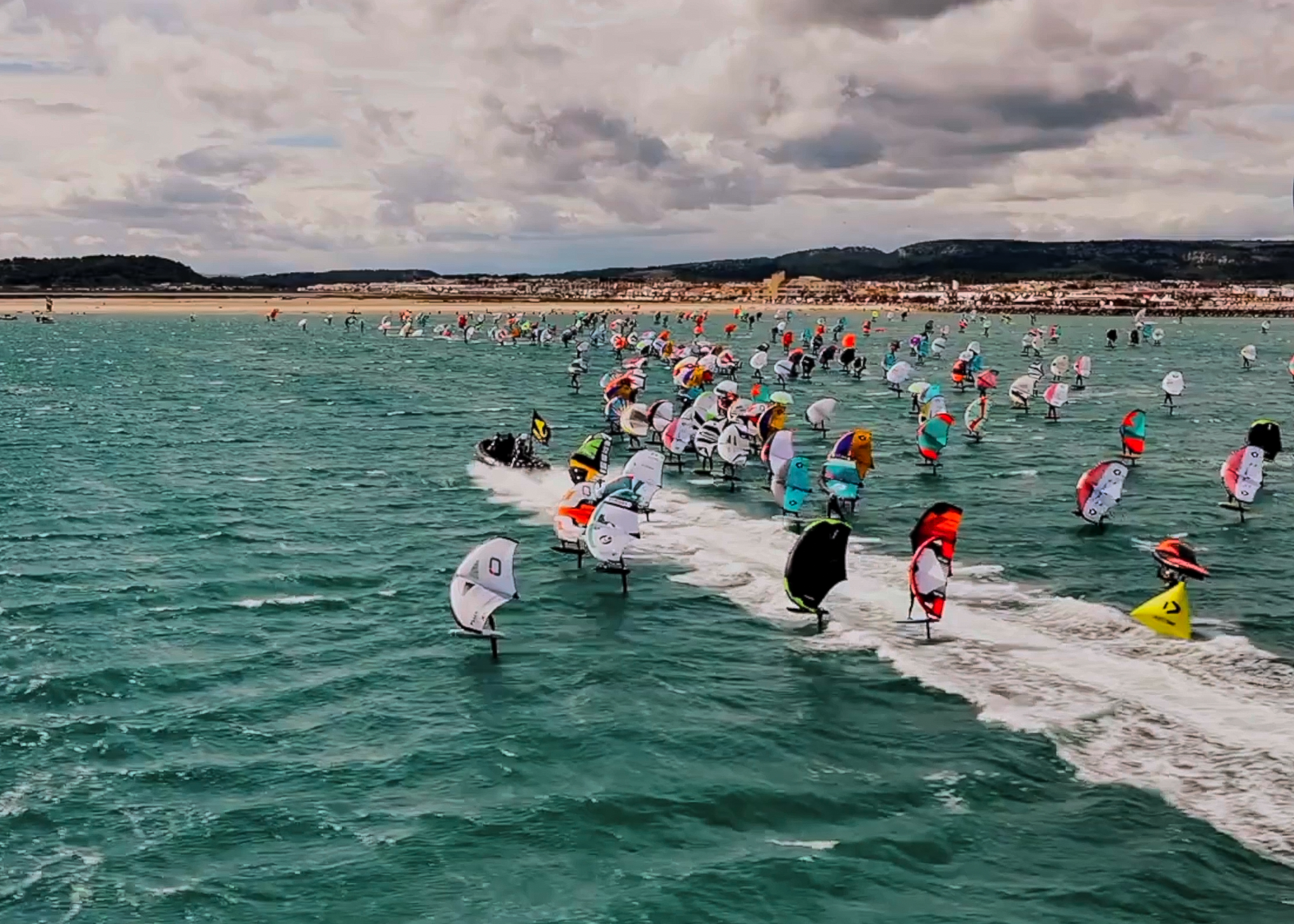 HEFTIG: 500 startende i klassen for wingfoil. Foto: Skjermdump