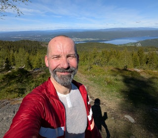 UTSIKT: Ronny Holm på toppen av Lamannshaugen, den tredje klatringen på turen. Foto: Selfie. UTSIKT: Ronny Holm på toppen av Lamannshaugen, den tredje klatringen på turen. Foto: Selfie.