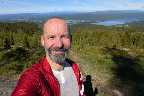 UTSIKT: Ronny Holm på toppen av Lamannshaugen, den tredje klatringen på turen. Foto: Selfie. UTSIKT: Ronny Holm på toppen av Lamannshaugen, den tredje klatringen på turen. Foto: Selfie.