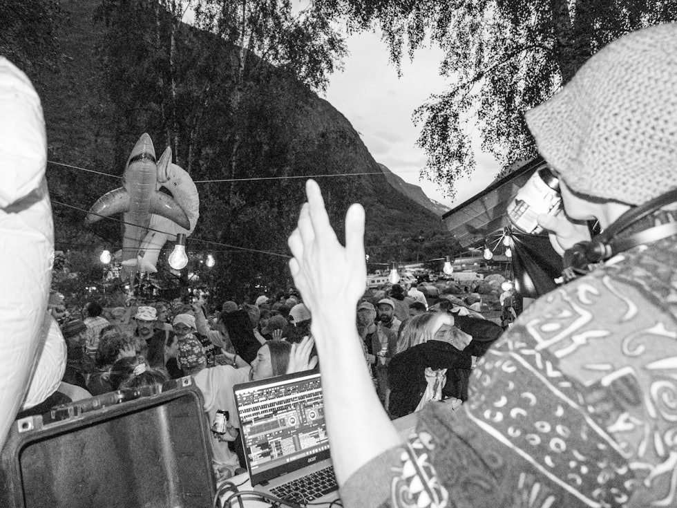 Deppa Gris på nachspiel under Strynefestivalen 2024. Foto: Ramón Garcian Deppa Gris på nachspiel under Strynefestivalen 2024. Foto: Ramón Garcian