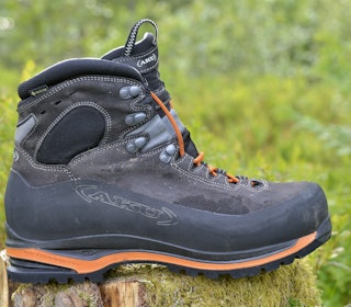 GOD MOTTAKELSE: Lekkert designet og produsert av Aku i Italia. Endelig får vi en variant med bred lest som er tilpasset skandinaviske føtter, skriver Utemagasinets utstyrstester. Foto: Egill Danielsen Aku Superalp GTX wide