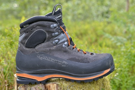 GOD MOTTAKELSE: Lekkert designet og produsert av Aku i Italia. Endelig får vi en variant med bred lest som er tilpasset skandinaviske føtter, skriver Utemagasinets utstyrstester. Foto: Egill Danielsen Aku Superalp GTX wide