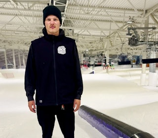 NY SNØ: – Vi har nå byttet ut all den gamle snøen med ny kunstsnø. Den forrige snøen hadde etter hvert regenerert seg og fått en konsistens som minnet mer om sukker, sier Emil Moe til Fri Flyt. NY SNØ: – Vi har nå byttet ut all den gamle snøen med ny kunstsnø. Den forrige snøen hadde etter hvert regenerert seg og fått en konsistens som minnet mer om sukker, sier Emil Moe til Fri Flyt.