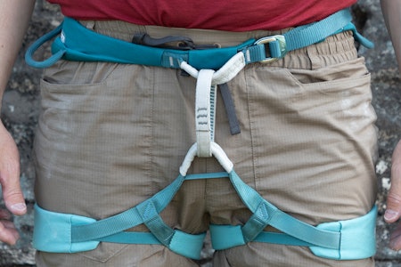 OPPDATERT MODELL: Klassikeren Petzl Sama kom i ny versjon foran denne sommeren. Vi har testet den siste versjonen. Foto: Siv-Elin Skogen blå klatresele