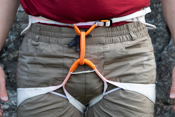 SPENNENDE NYHET: Petzl Whisper er lett, ny og full av detaljer. Foto: Tore Meirik hvit klatresele