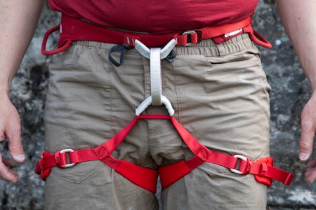 KOMPLETTE GREIER: Petzl Adjama har de fleste klatresele-detaljer du kan tenke deg. Kanskje blir det litt i overkant? Foto: Siv-Elin Skogen rød klatresele