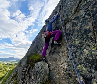 VIKTIG UTSTYR: Det blir ikke mye klatring uten klatresele. Her får du vite hvilken sele du bør velge og hvilke klatreseler som gjør det best i test. Her fra testing av dameselen Petzl Luna på Kaldklova ved Agdenes. Foto: Tore Meirik jente som klatrer
