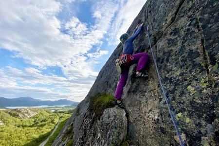 VIKTIG UTSTYR: Det blir ikke mye klatring uten klatresele. Her får du vite hvilken sele du bør velge og hvilke klatreseler som gjør det best i test. Her fra testing av dameselen Petzl Luna på Kaldklova ved Agdenes. Foto: Tore Meirik jente som klatrer