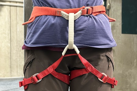 OPPDATERT: Petzl Luna har fått noen endringer foran denne sommeren. Vi har testet. Foto: Malin Wassdahl rød klatresele