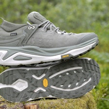 TESTET: Hoka Kaha 3 Low GTX er en lav fjellsko som demper bra i steget og nå også gir litt støtte til fotbladet. Sålen er fortsatt bred. Hoka Kaha 3 Low GTX 2025